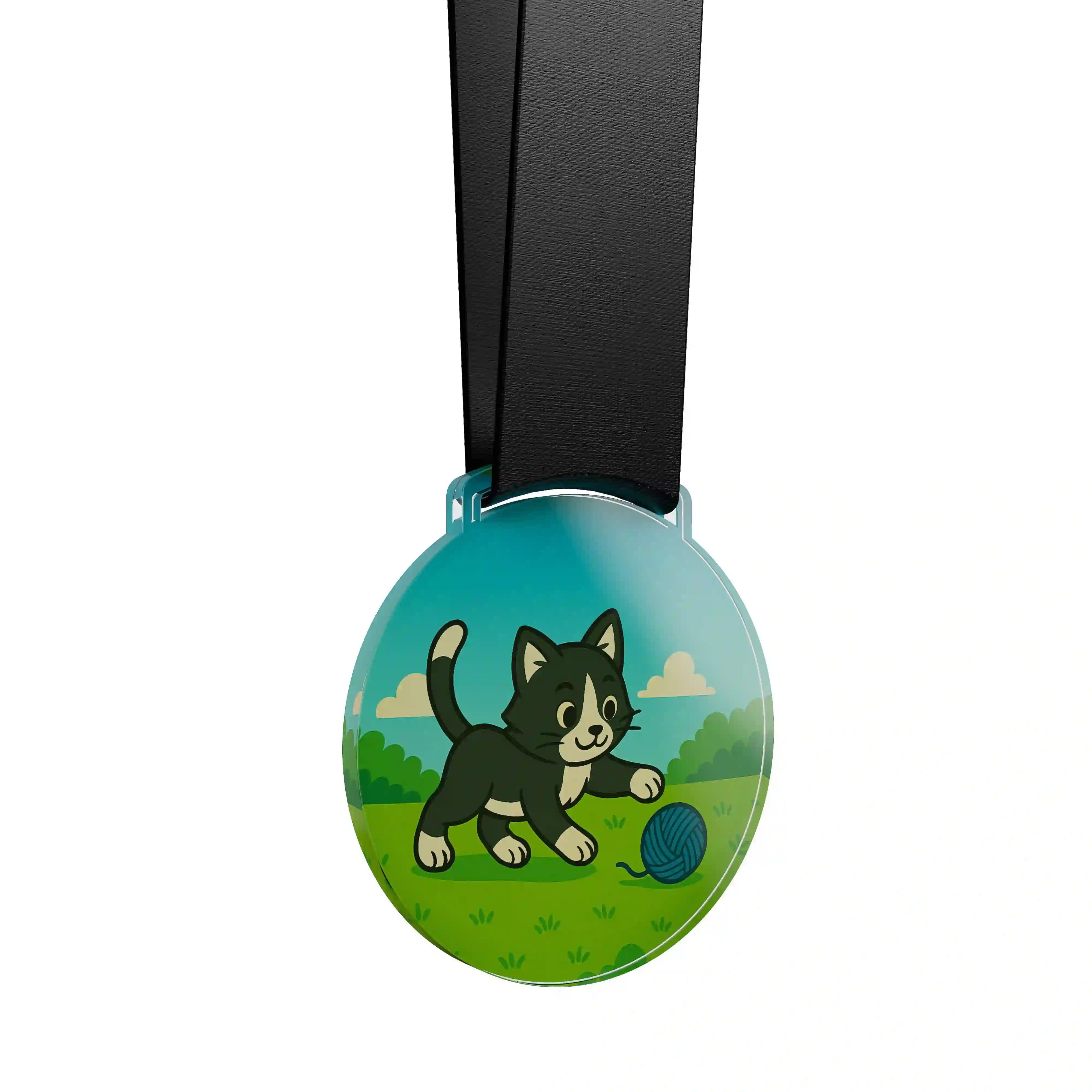 médaille acrylique d'un chat noir et blanc jouant avec une pelote