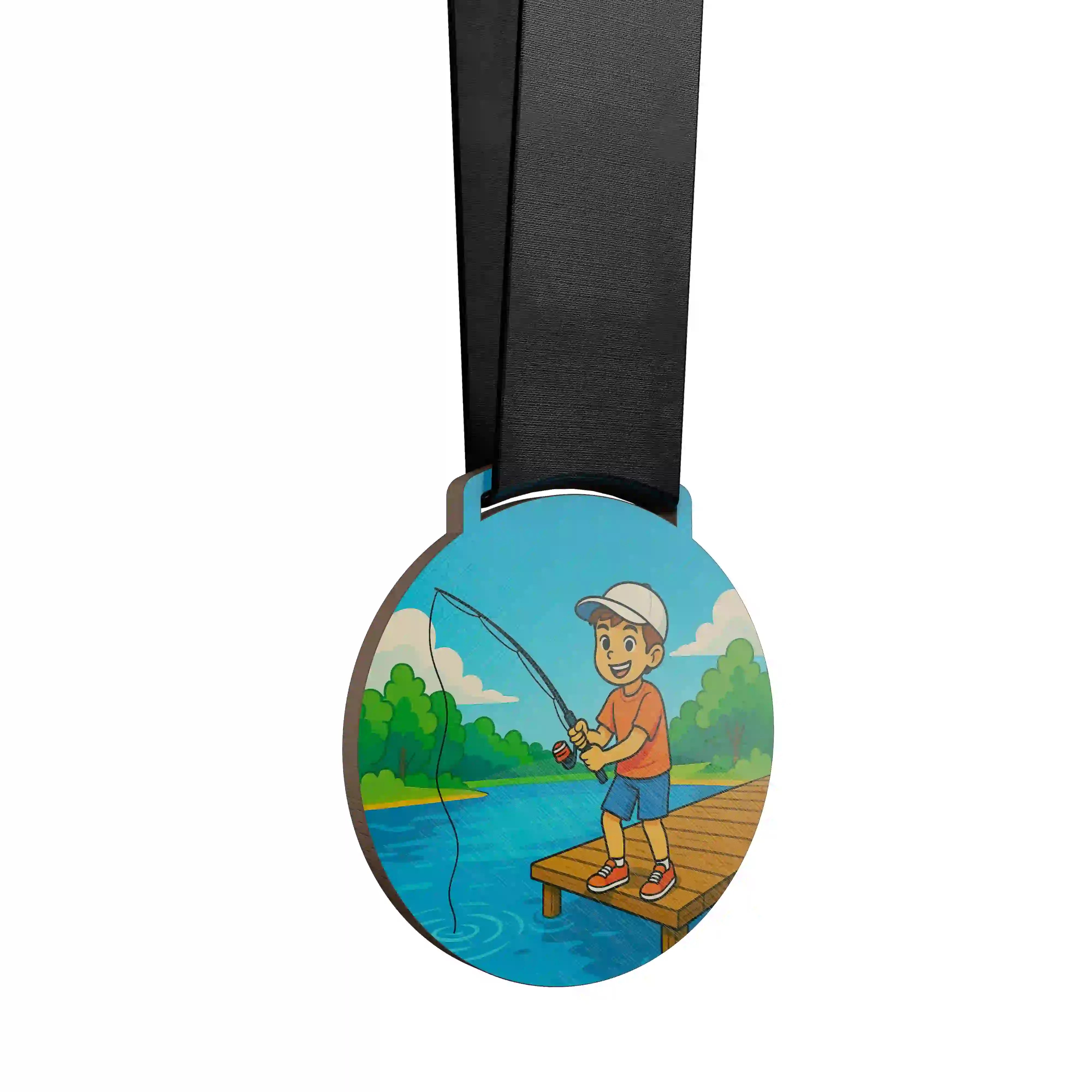 médaille en bois montrant un jeune garçon en train de pêcher