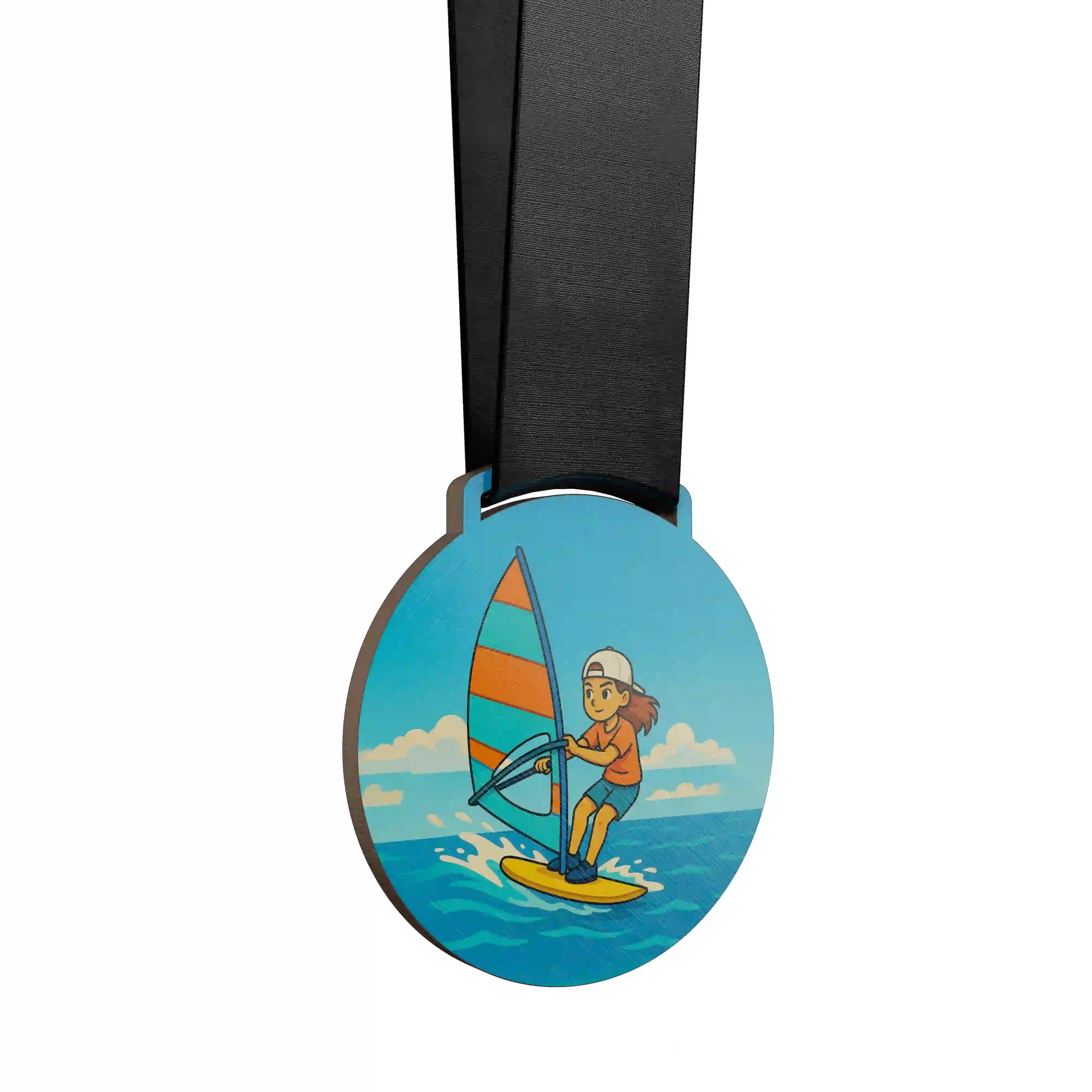 médaille en bois montrant une fille faire de la planche à voile