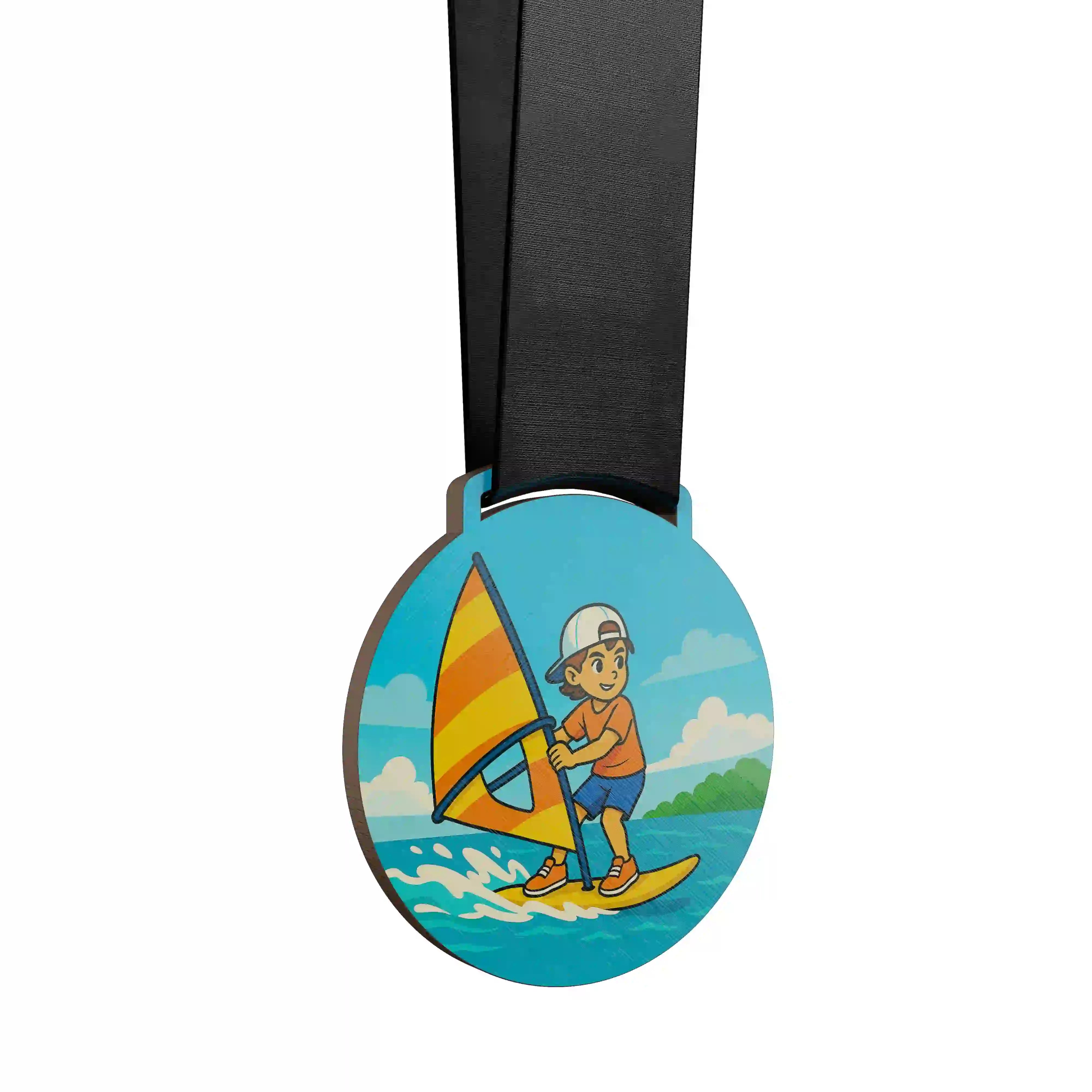 médaille en bois d'un garçon faisant de la planche à voile