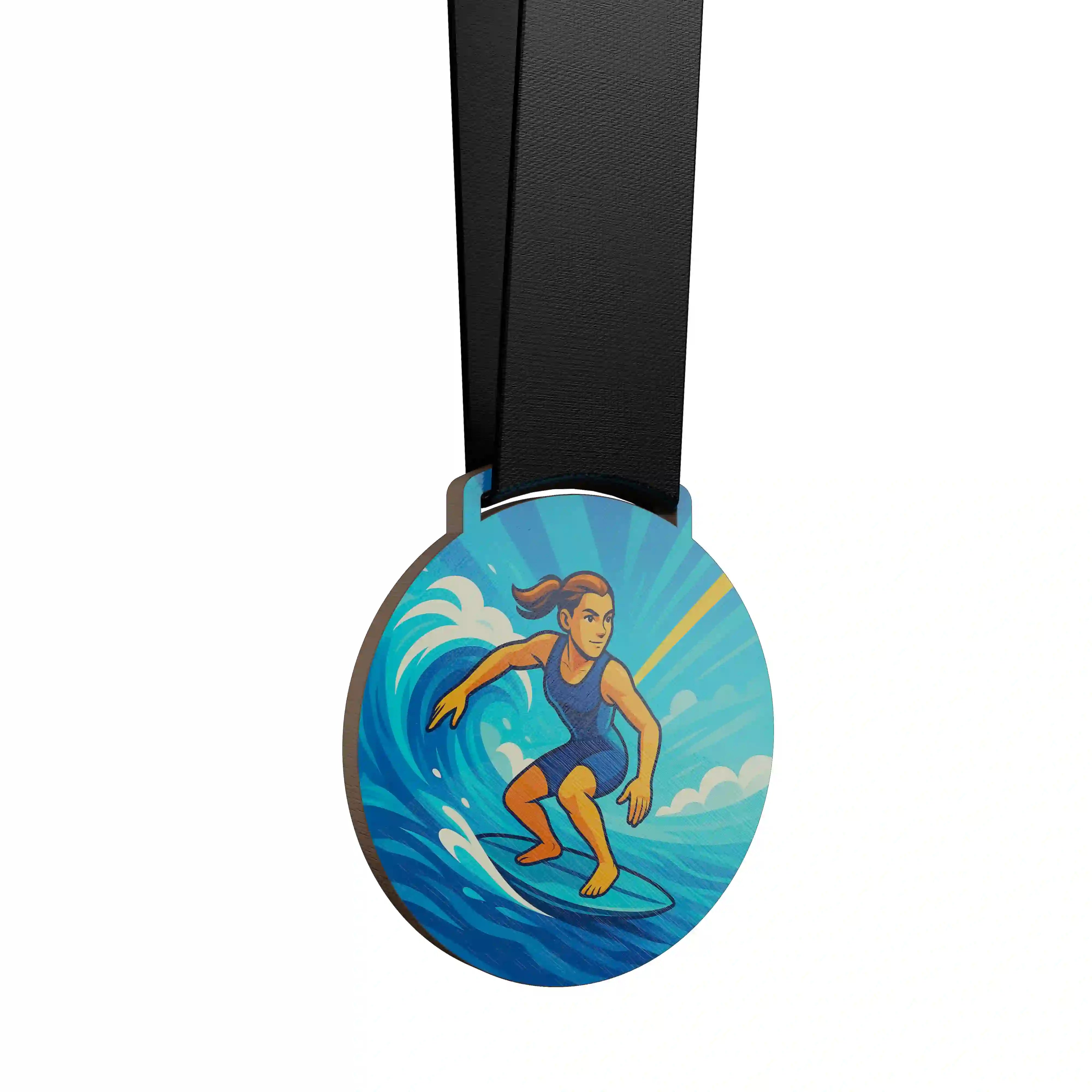 médaille en bois d'une femme en train de surfer