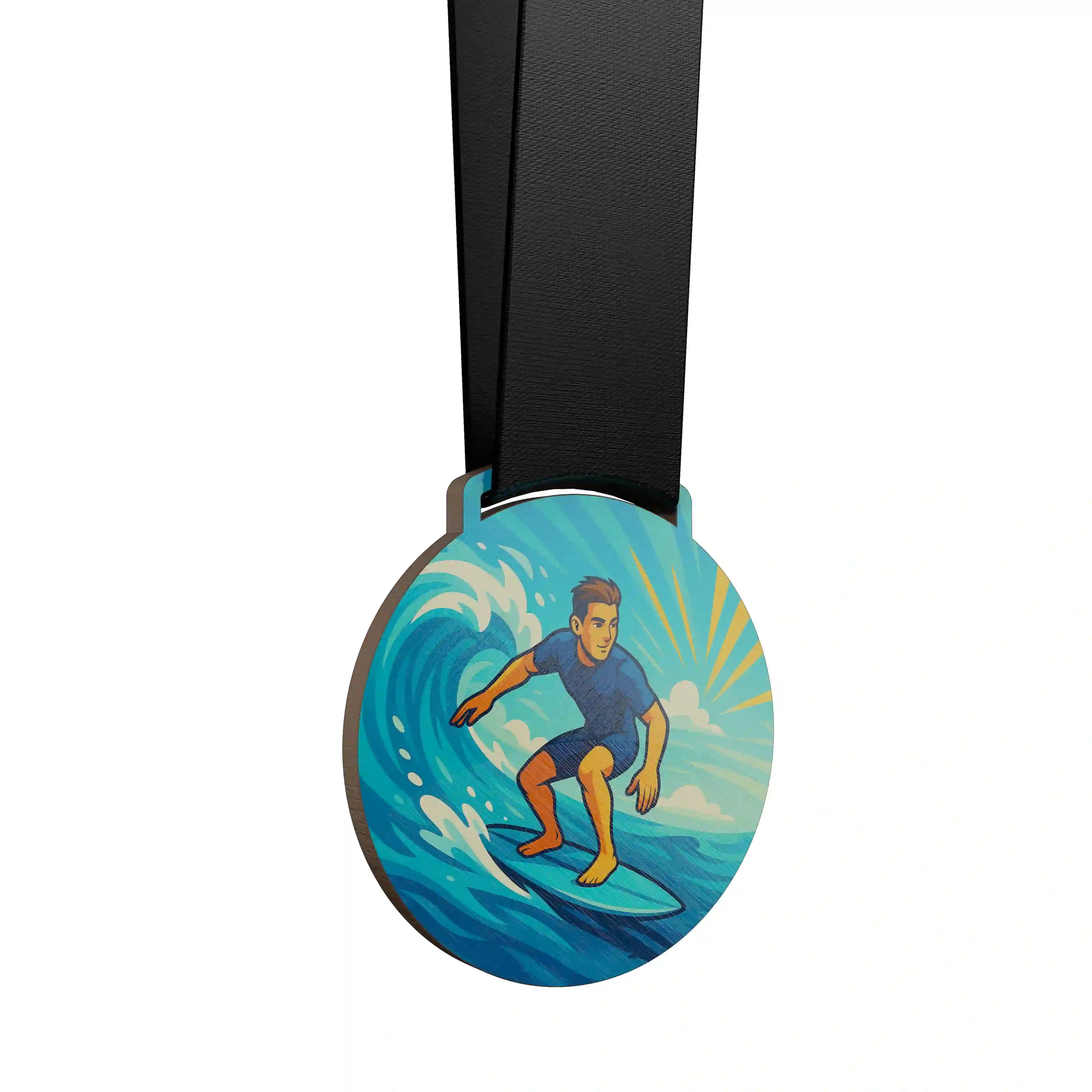 médaille en bois d'un homme qui surf