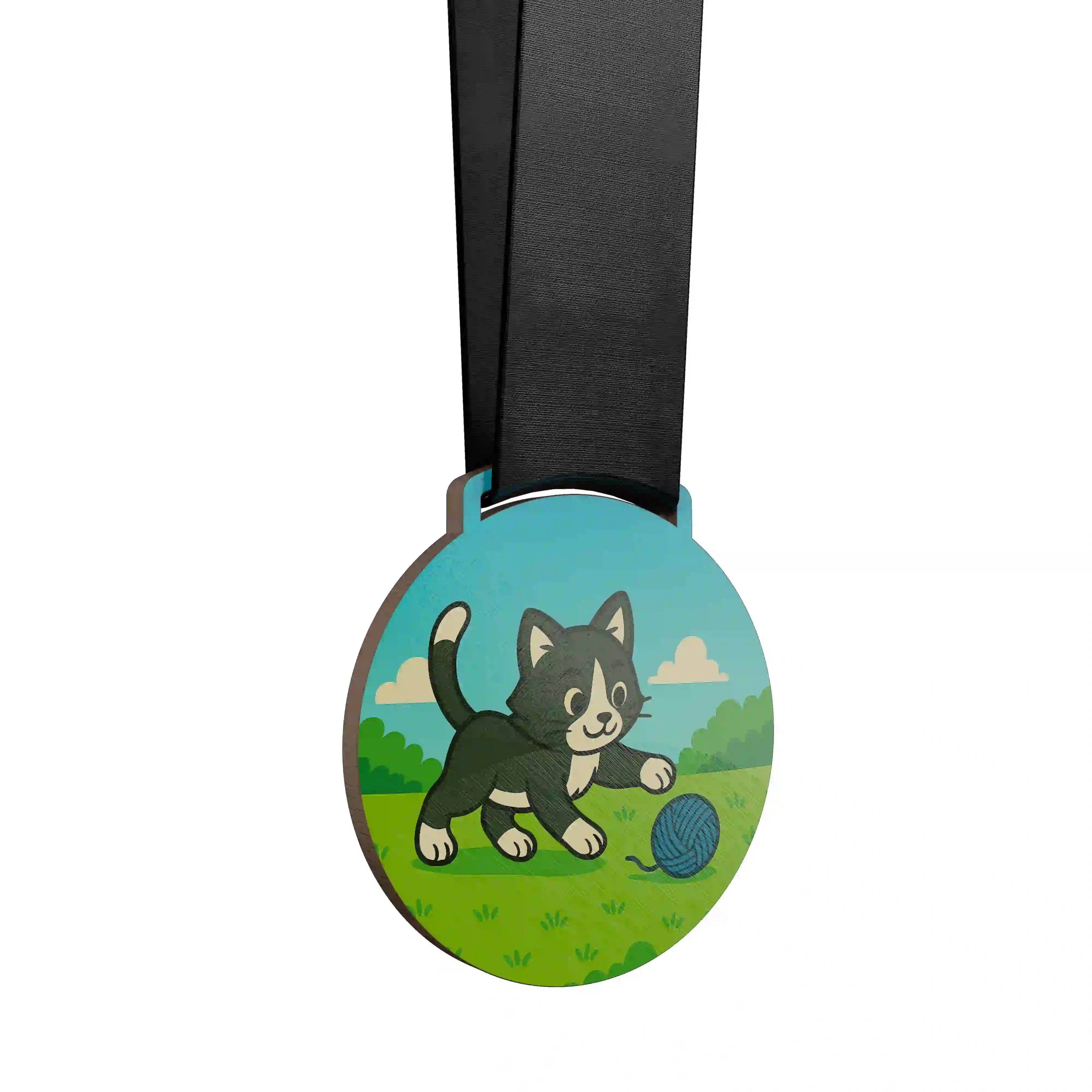 Chaton noir qui joue avec une pelote de laine