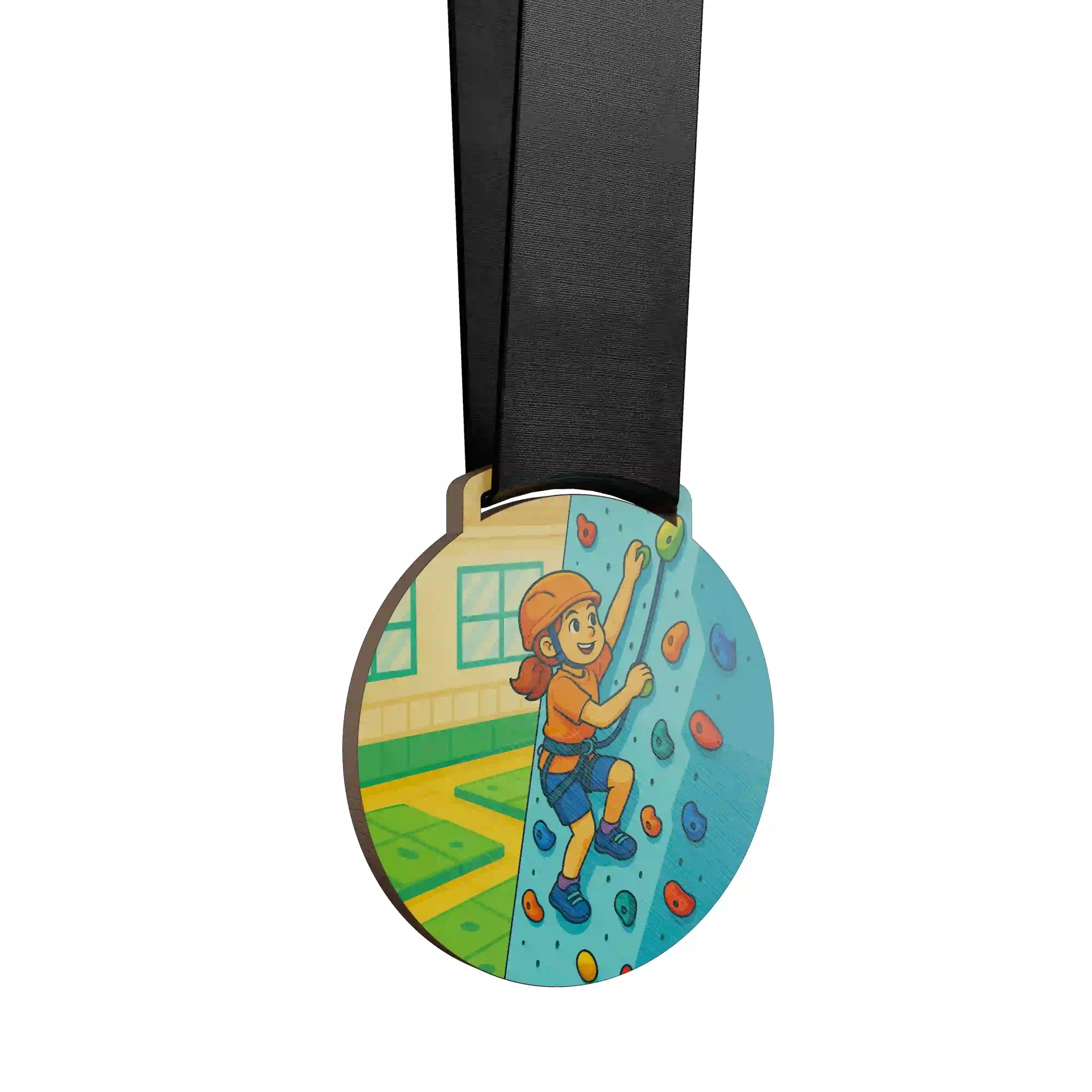 Petite fille escaladant un mur d’escalade.
