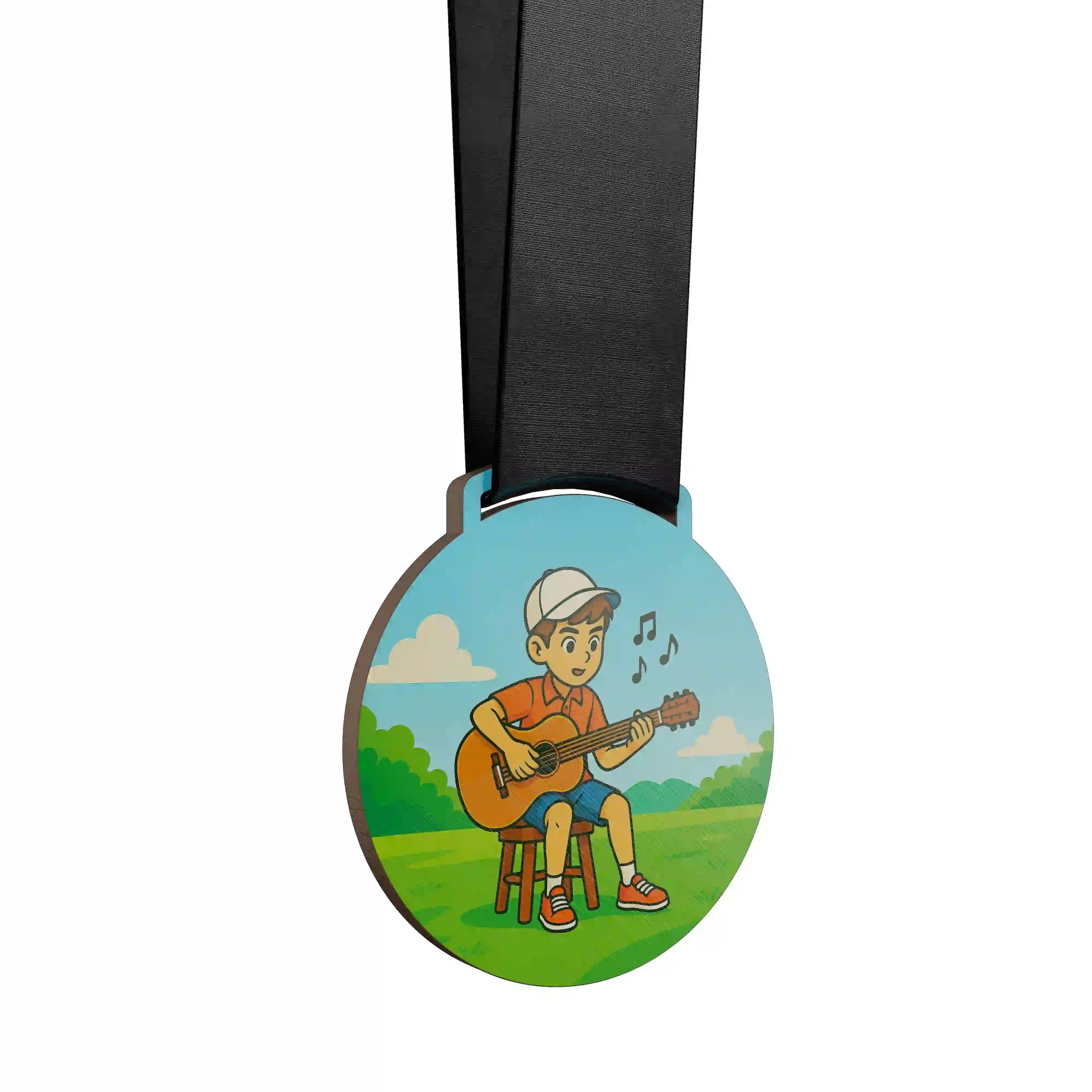 médaille en bois d'un jeune garçon faisant de la guitare à l'extérieur