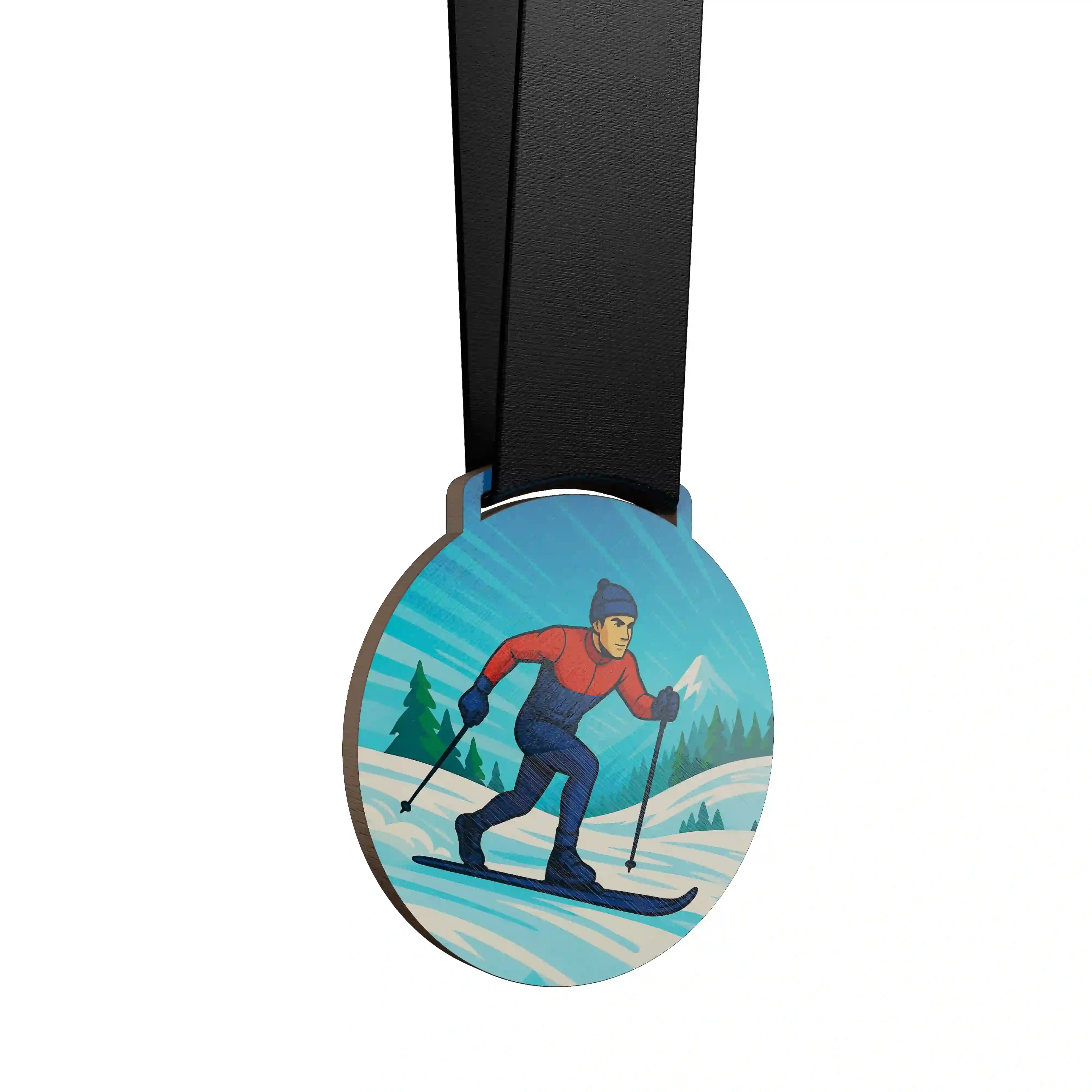 médaille en bois d'un homme faisant du ski de fond dans la montagne