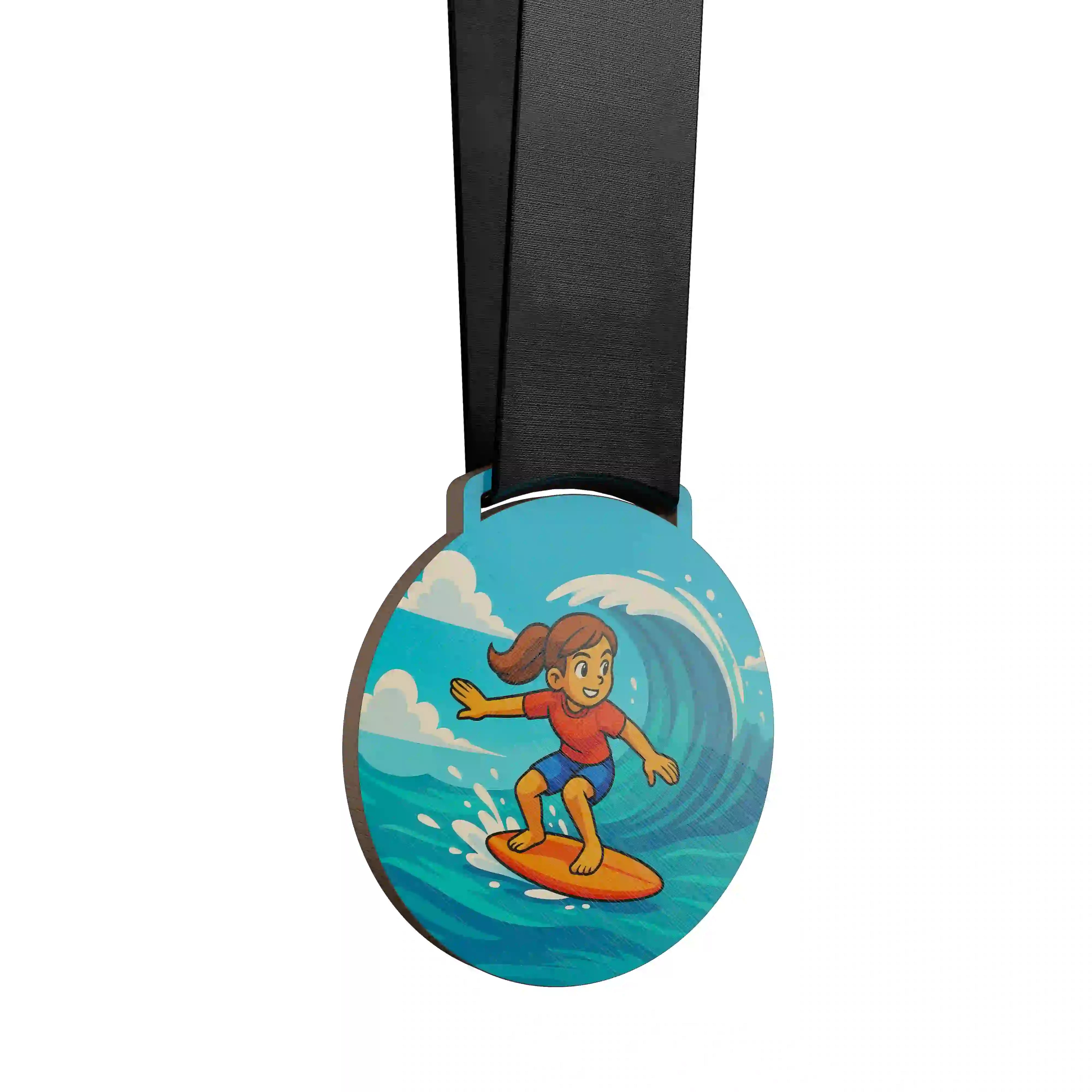 médaille en bois d'une jeune fille qui surf