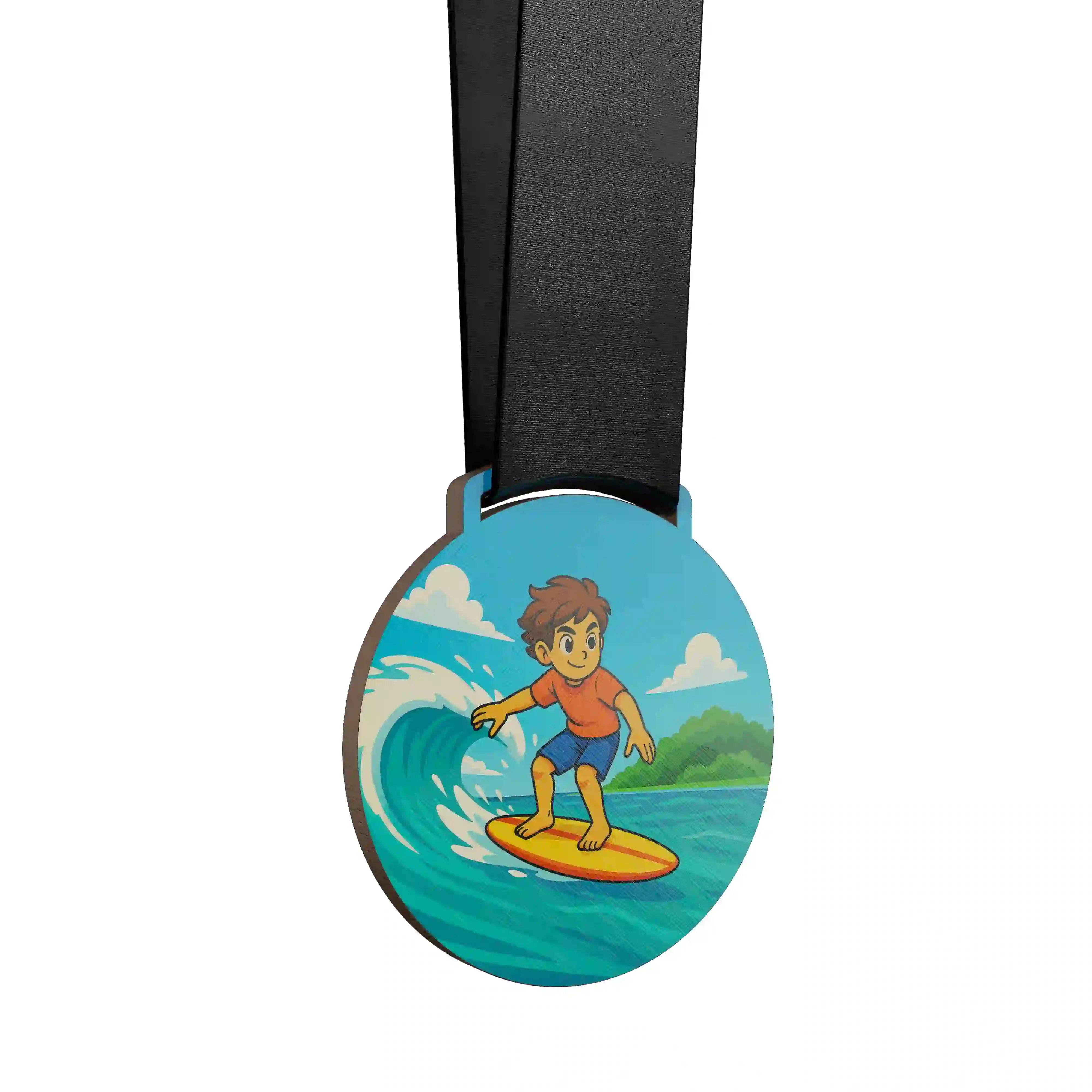 médaille en bois d'un garçon en train de surfer