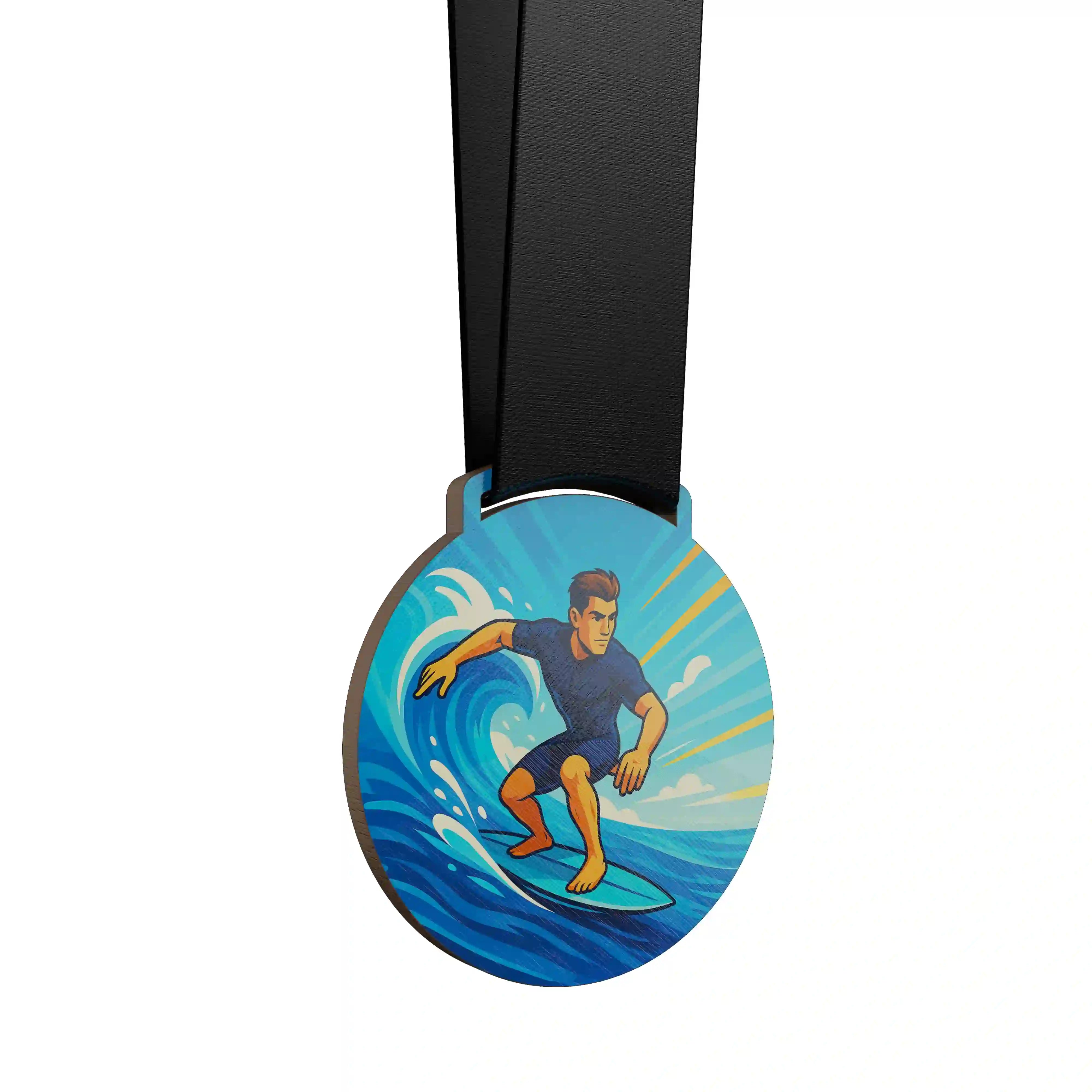 médaille en bois d'un homme en train de surfer